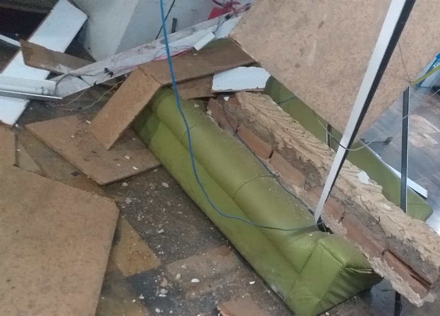Situação do 5º andar do prédio da Semar após estrutura do teto cair